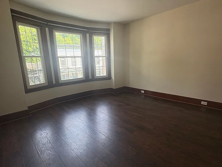 124 Columbia St — Photo 3