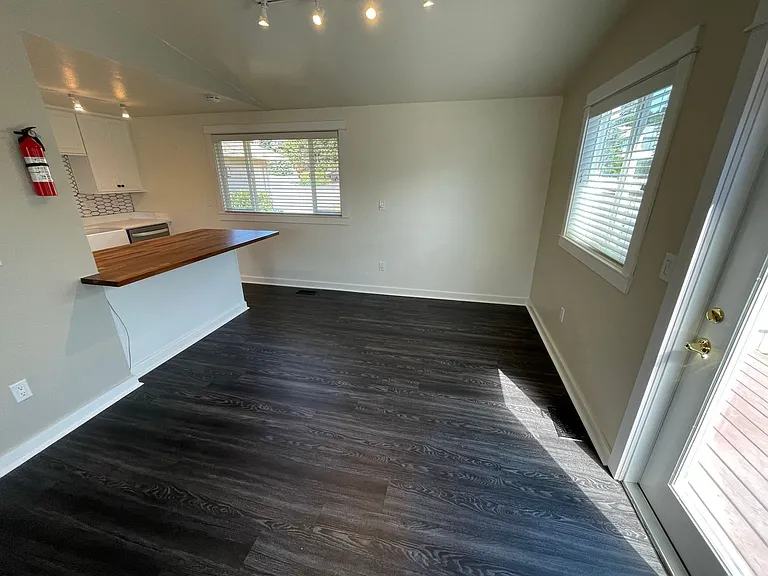 5311 Kingsway — Photo 10