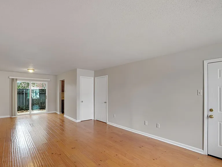 Woodland Trace Apartments — Photo 33