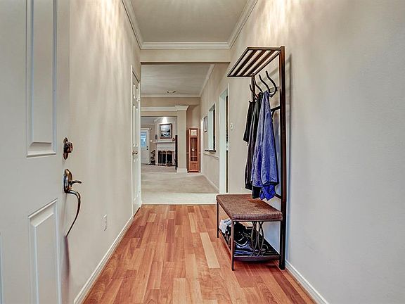 Gorgeous entryway welcomes you into this wonderful family home waiting for you!
