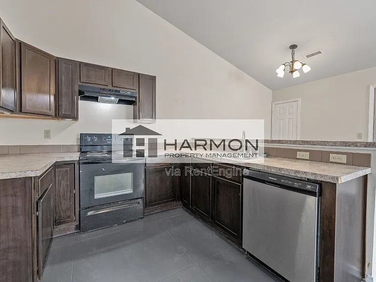 1545 W 23rd St N — Photo 4