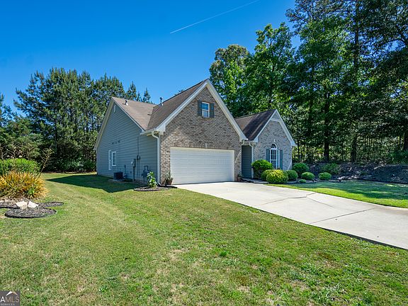 3rd image of 5 Honeysuckle Ln