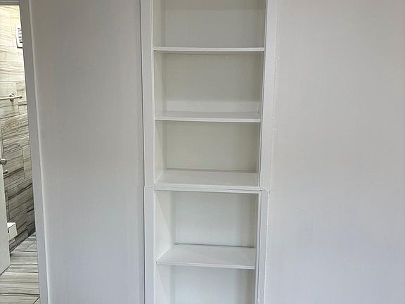 5th image of 1031 Fanshawe St Floor 2