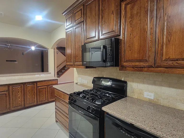 1020 Paradise Cv — Photo 5