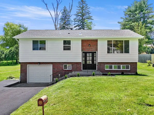 913 Sarah Ln, Endicott, NY 13760