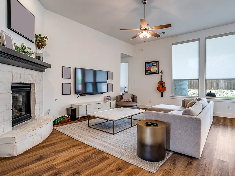 1308 Bluebonnet Ln — Photo 8