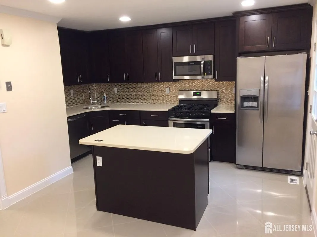 3 bed, 3.0 bath, 1406 sqft, $3,300 — Photo 2