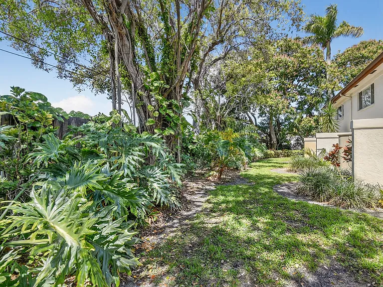 101 Half Moon Cir #B — Photo 34
