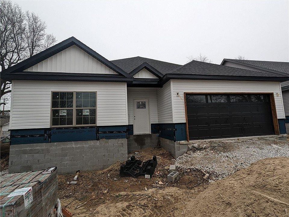 1st image of 704 2nd Ave SE