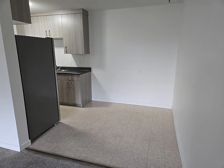 2460 Glen Eagle Cres #306 — Photo 8