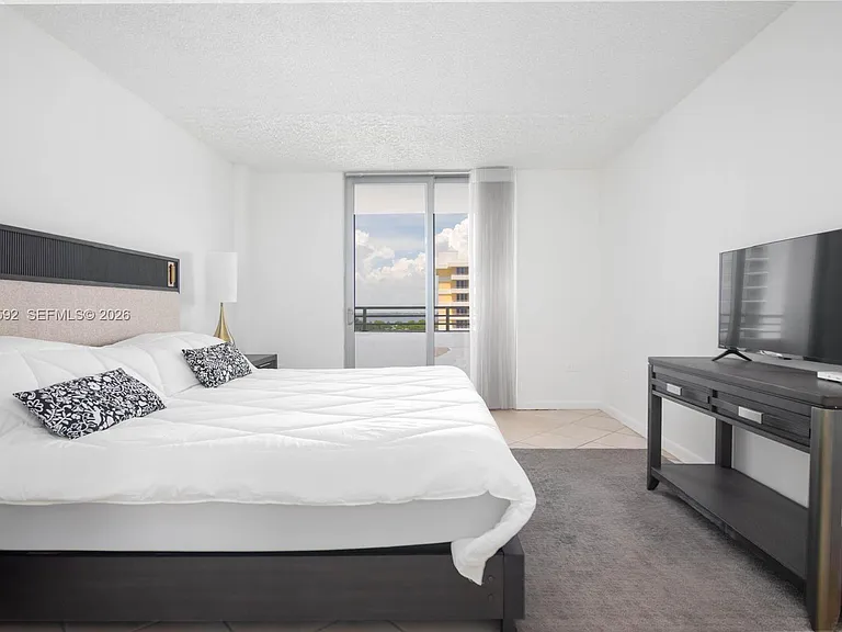 5555 Collins Ave #14U — Photo 34