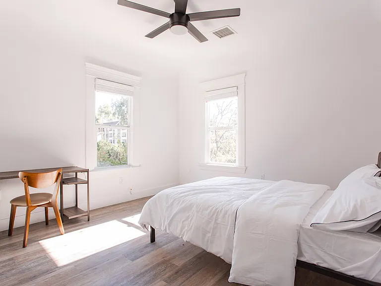 1160 W 37th St #5 — Photo 25