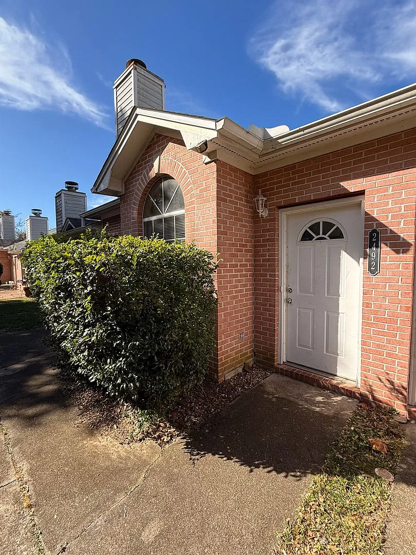 Charming Townhome with Loft off Hartsfield Road — Photo 2