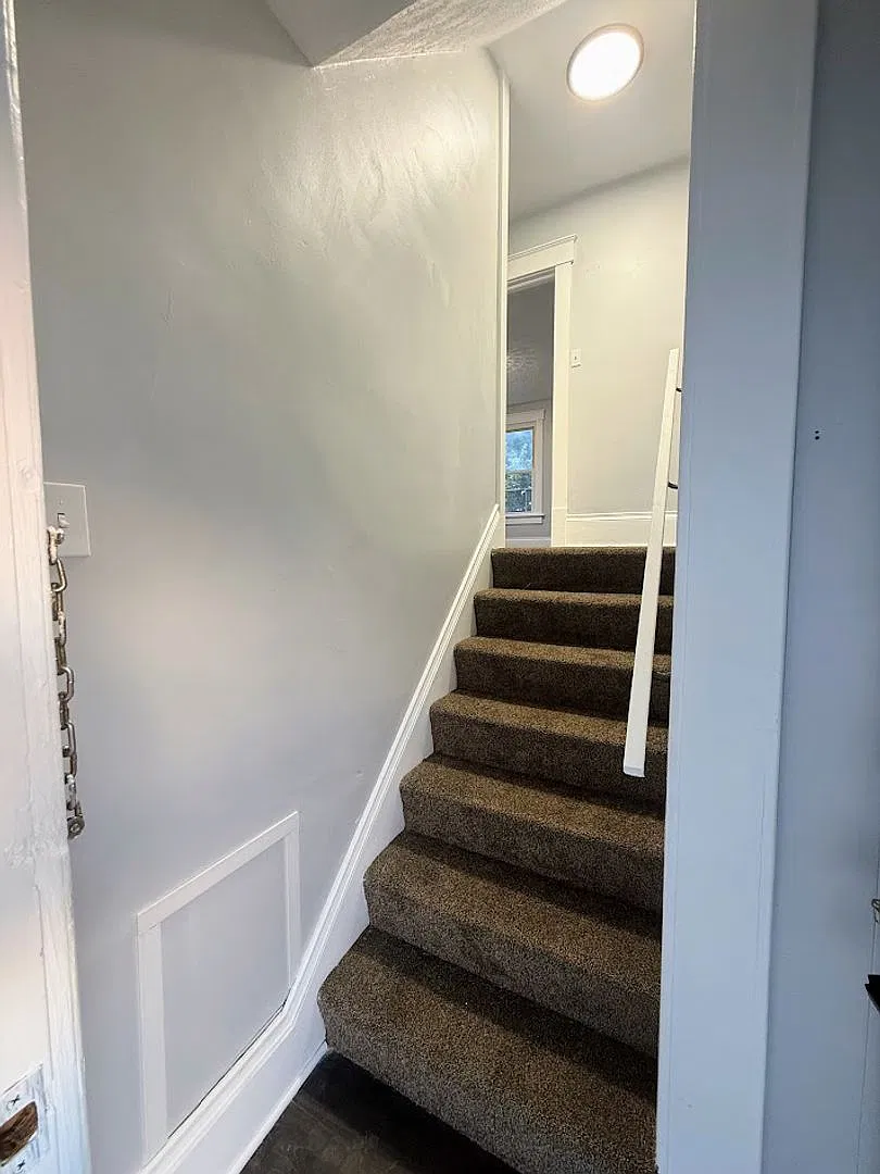Three bedroom one bathroom 2nd level apartment for rent — Photo 3