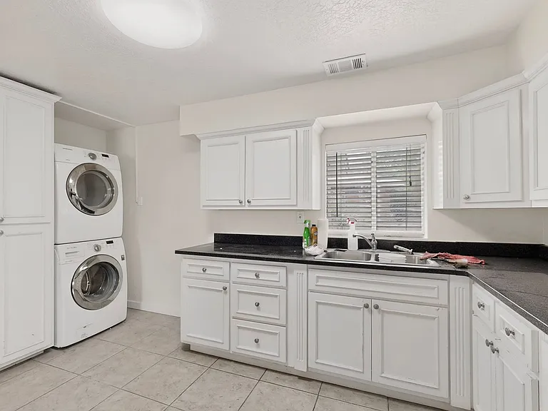 1846 Henry Cir SW — Photo 28