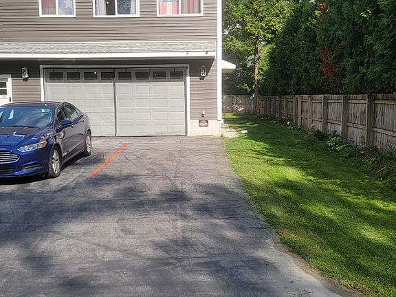 1 free parking space to the right.