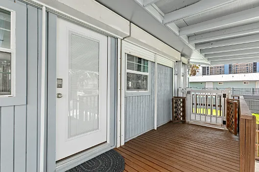 115 E Dolphin St — Photo 3
