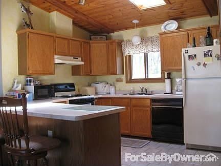 Fully appointed kithen.
						:
						Refrigerator w/ ice maker, oven, garbage disposal, dish washer, and microwave.