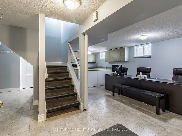 440 Rutherford Rd N — Photo 9