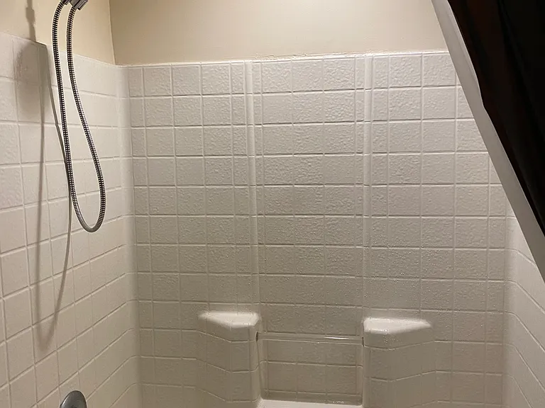 Main shower/tub