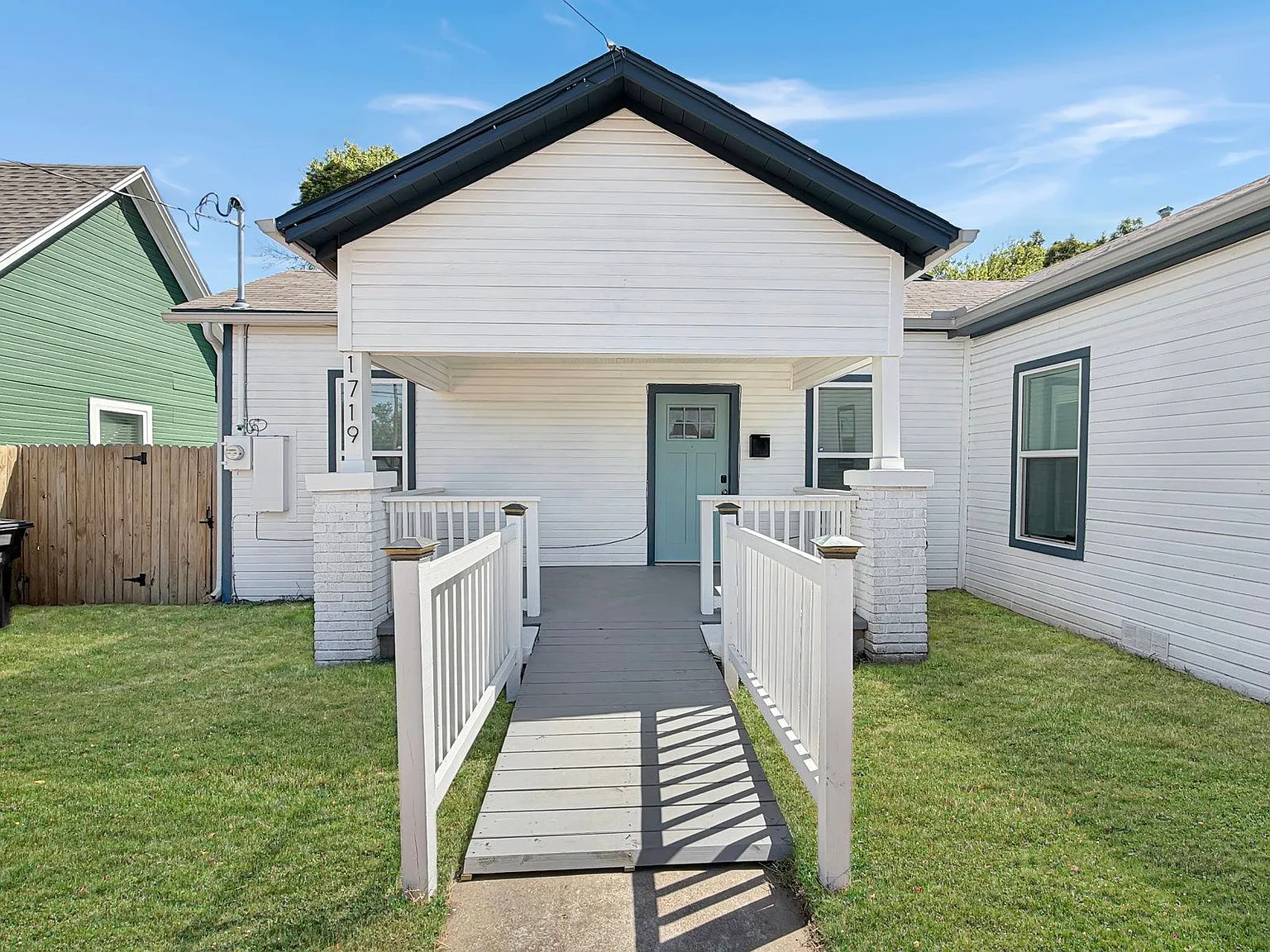 3 bed, 2.0 bath, 1400 sqft, $2,100 — Photo 3