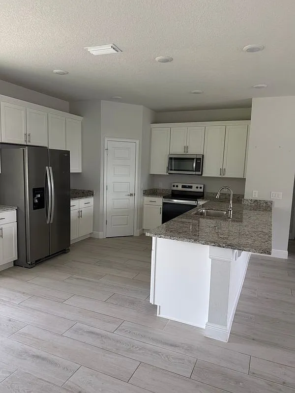 3 bed, 2.0 bath, 1608 sqft, $2,200 — Photo 3