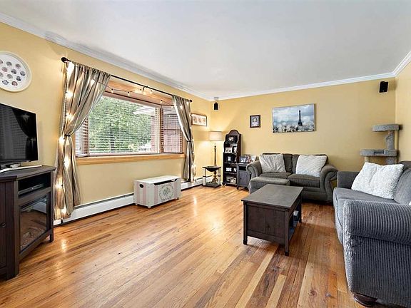 4th image of 19 Carriage Dr