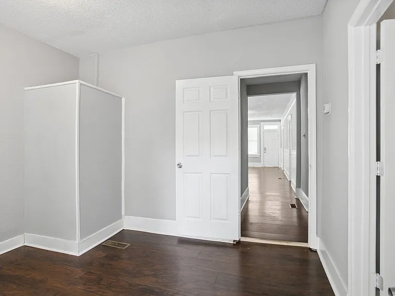 923 W Victory Dr — Photo 21