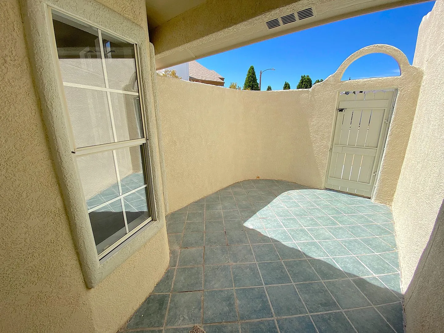 Beautiful North Hills Refrig A/C Home with Pool! — Photo 2