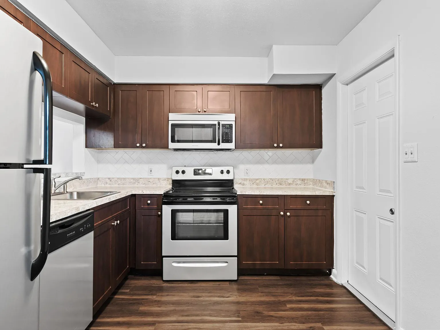1 bed, 650 sqft, $2,017 — Photo 3