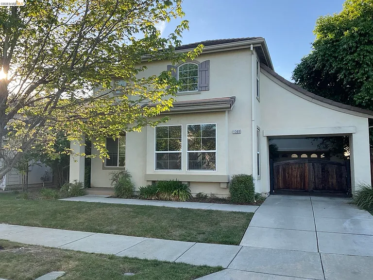 1360 Tiffany Dr — Photo 1
