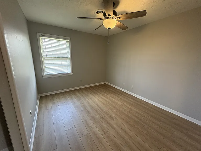 127 Holiday Ct — Photo 9