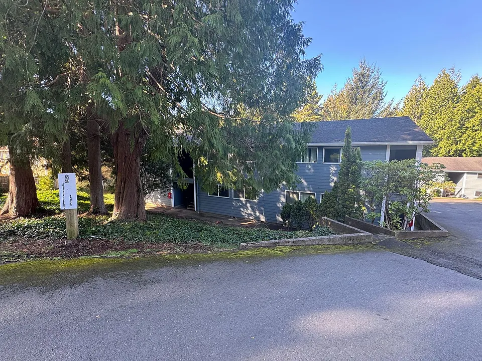 65 SE Ainslee Ave