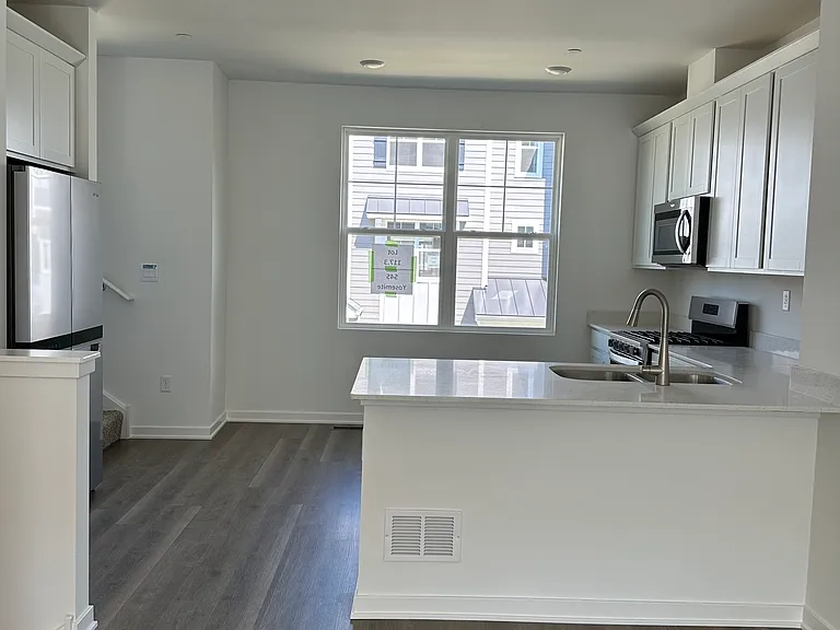 545 Yosemite Way — Photo 8