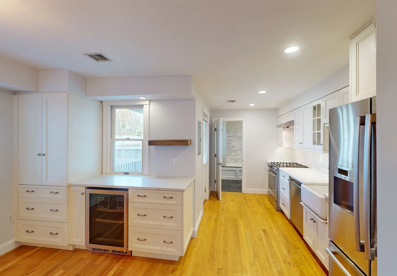 2 bed, 2.0 bath, 1050 sqft, $4,500 — Photo 2