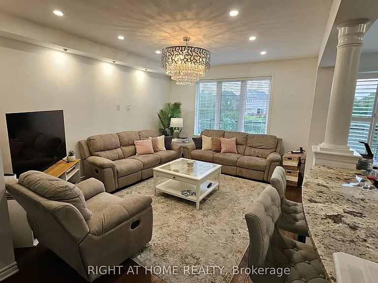 1206 Duignan Cres #UPPER — Photo 8