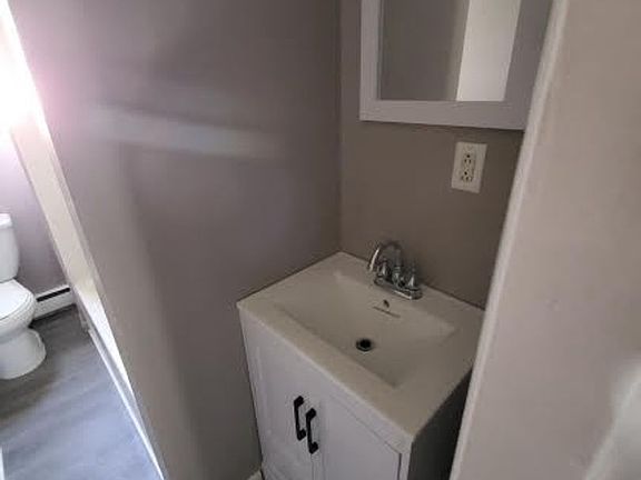 3rd image of 419 E Elm St