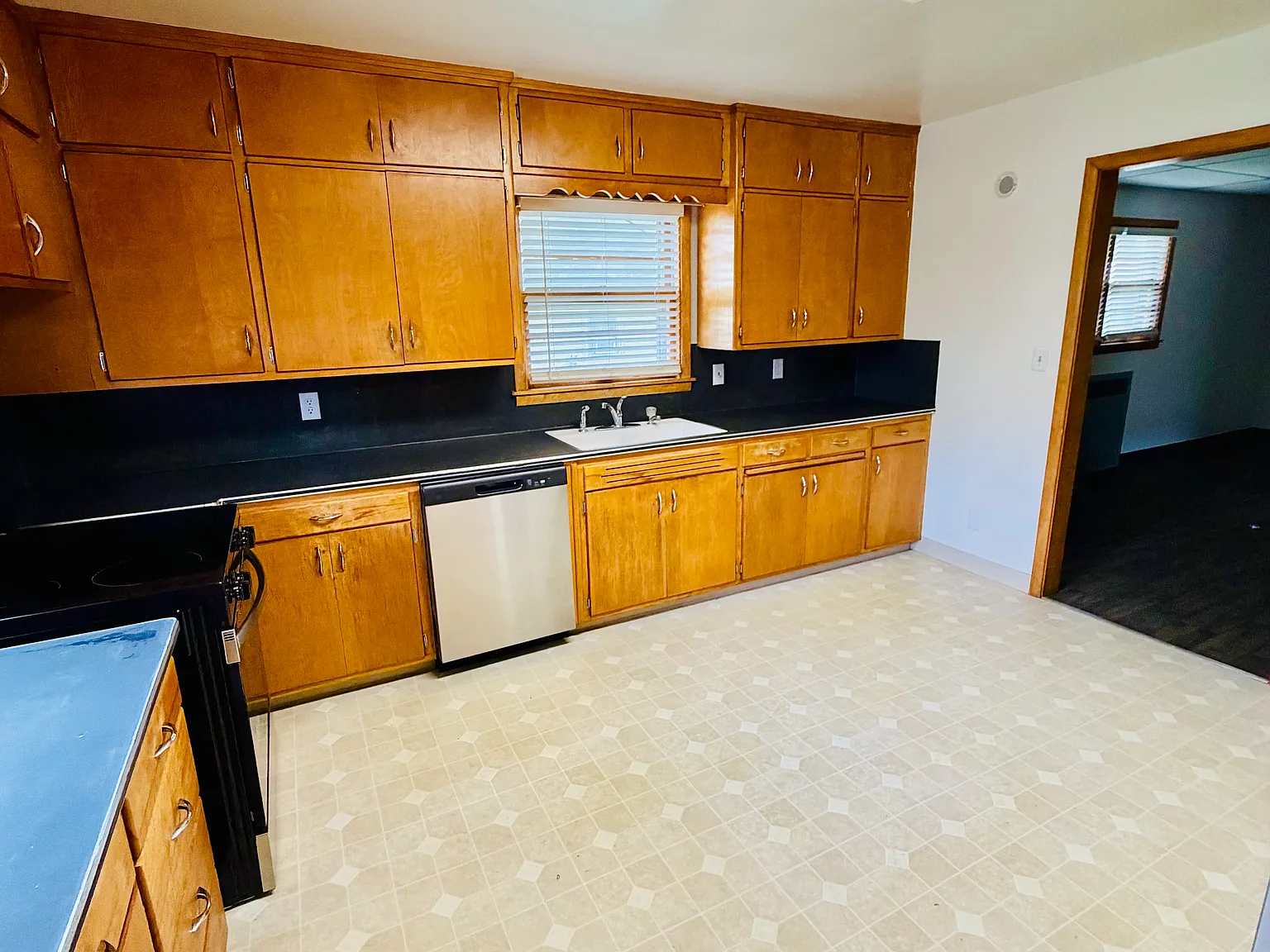 3 bed, 1600 sqft, $1,075 — Photo 4