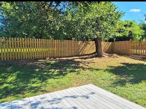 4th image of 32 Woodfern Cir
