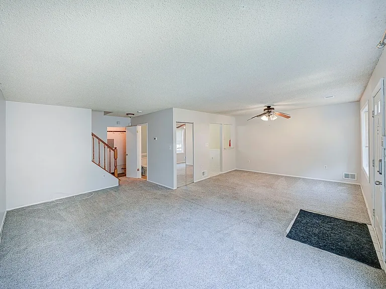 96 Versailles Ct — Photo 10