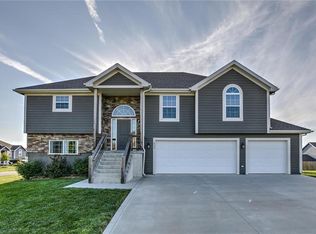 800 N Hickory Dr, Tonganoxie, KS 66086