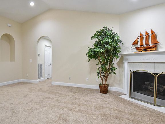 5th image of 698 Lakeview Dr