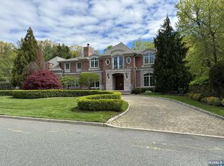 101 Essex Dr, Tenafly, NJ 07670