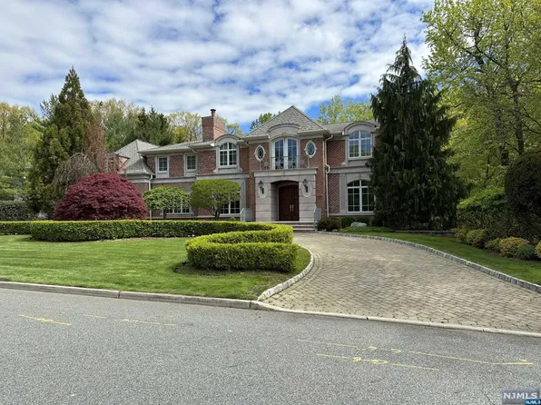 101 Essex Dr, Tenafly, NJ 07670