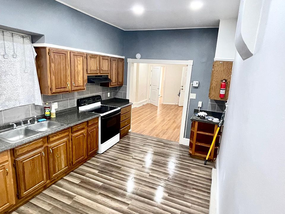 2nd image of 616 Moss St APT 1