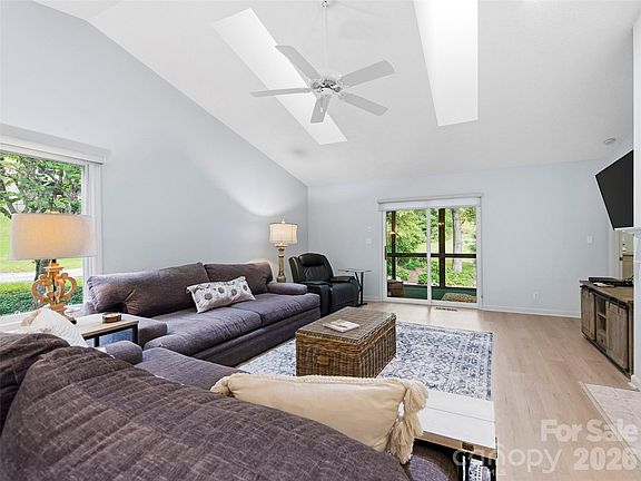 5th image of 83 Laurel Ridge Pl