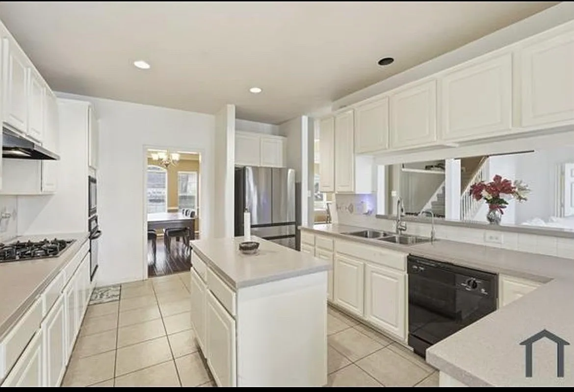 6 bed, 4463 sqft, $3,950 — Photo 4