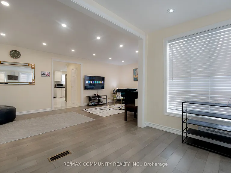 33 Windsor Ave — Photo 26