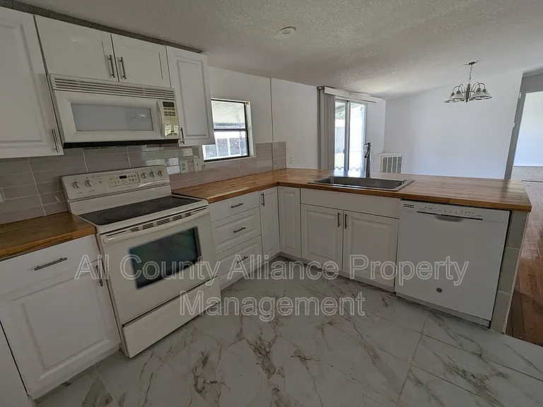 34335 Lodge Dr — Photo 6