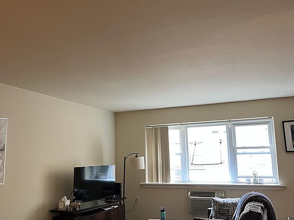 4th image of 627 W Wrightwood Ave